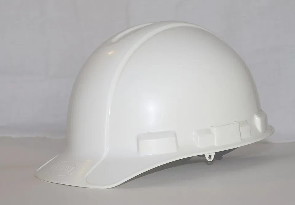 Casque de chantier blanc photographié de côté
