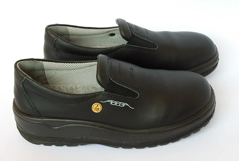 Chaussures portant un symbole ESD, sans preuve de protection contre un choc électrique