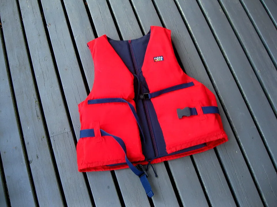 Équipement individuel de flottabilité rouge avec fermeture et sangles