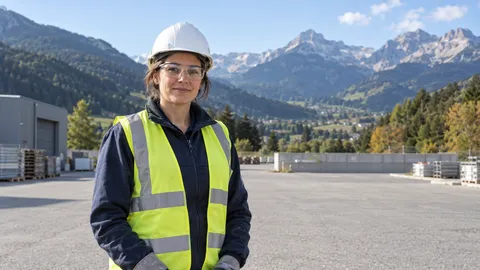 Personne fictive équipée devant une vallée alpine et des reliefs montagneux, dans un cadre inspiré de la région Auvergne-Rhône-Alpes