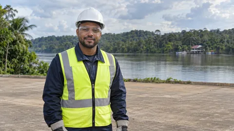 Personne fictive équipée devant une forêt équatoriale et un grand fleuve, dans un cadre inspiré de la région Guyane
