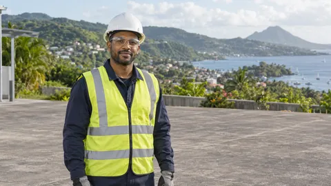 Personne fictive équipée devant des collines tropicales et une baie, dans un cadre inspiré de la région Martinique
