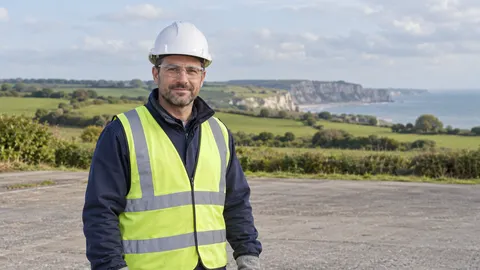 Personne fictive équipée devant des prairies, des haies et des falaises lointaines, dans un cadre inspiré de la région Normandie
