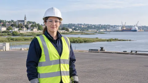 Personne fictive équipée devant un estuaire, des prairies et un port lointain, dans un cadre inspiré de la région Pays de la Loire